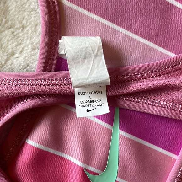 Girl’s reversible Nike Sports Bra - Picture 4 of 4